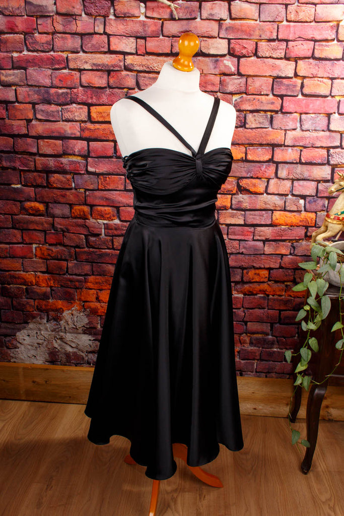 Vintage Tanzkleid schwarz Satin Default Title 70er 80er 90er Abendmode Disco Frau Gothic Petticoat real-80er real-rockabilly Rockabilly S 36-38 schwarz Special XS 32-34 vintageberlin.de