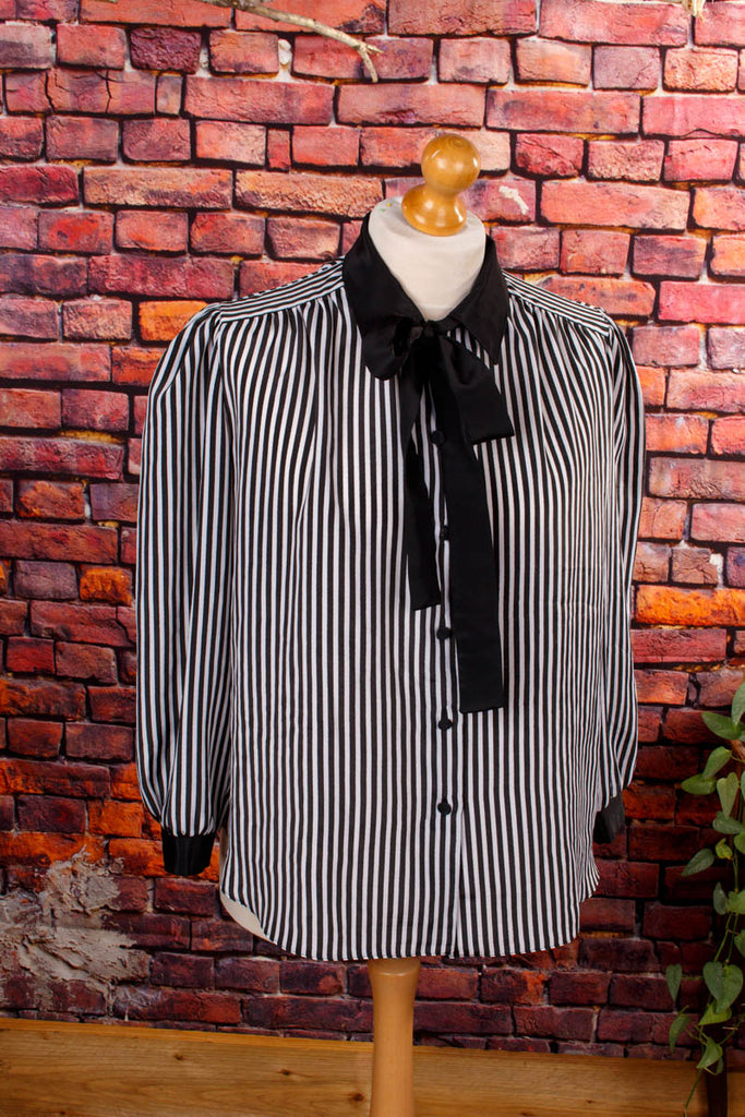 Streifenbluse schwarz weiß Schluppe 80er 90er Frau Gothic L 44-46 M 40-42 Rockabilly schwarz Sekretärin Special vintageberlin.de