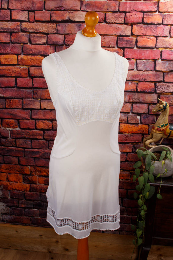 Mini Unterkleid weiß Blümchenspitze Default Title 60er 70er Disco Frau M 40-42 Rockabilly S 36-38 Schlager Sekretärin Special weiß vintageberlin.de