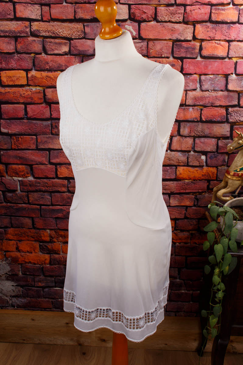 Mini Unterkleid weiß Blümchenspitze