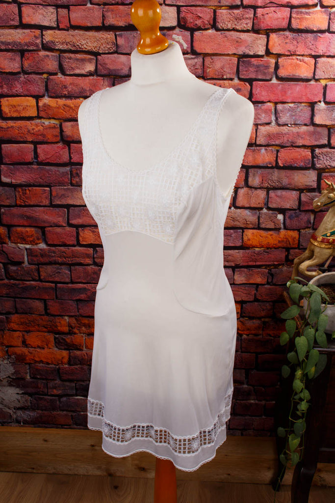 Mini Unterkleid weiß Blümchenspitze 60er 70er Disco Frau M 40-42 Rockabilly S 36-38 Schlager Sekretärin Special weiß vintageberlin.de