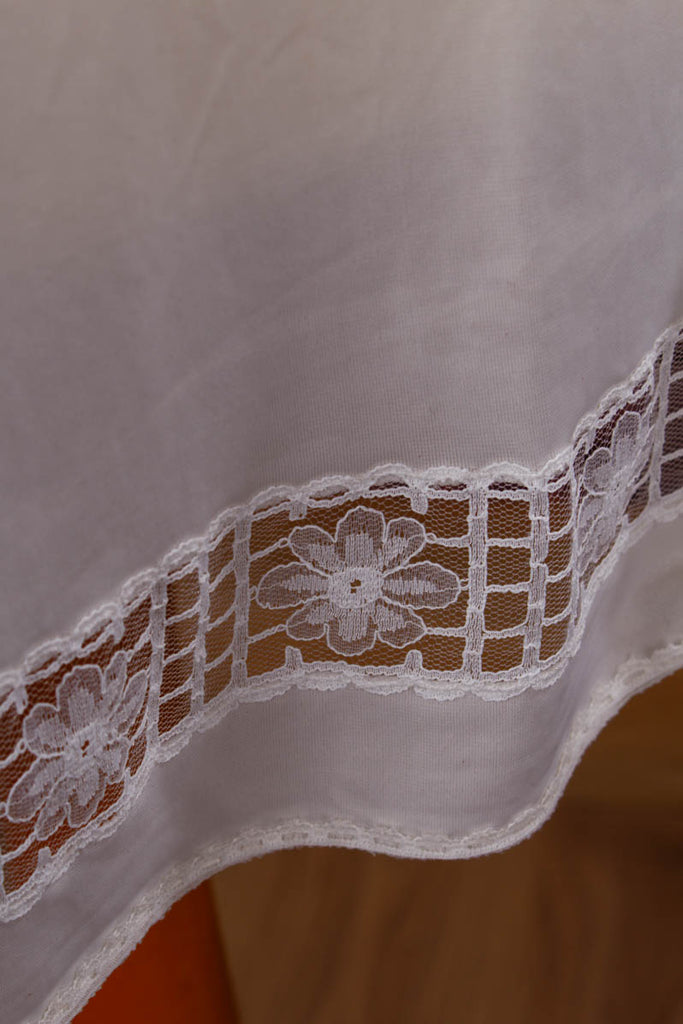 Mini Unterkleid weiß Blümchenspitze 60er 70er Disco Frau M 40-42 Rockabilly S 36-38 Schlager Sekretärin Special weiß vintageberlin.de