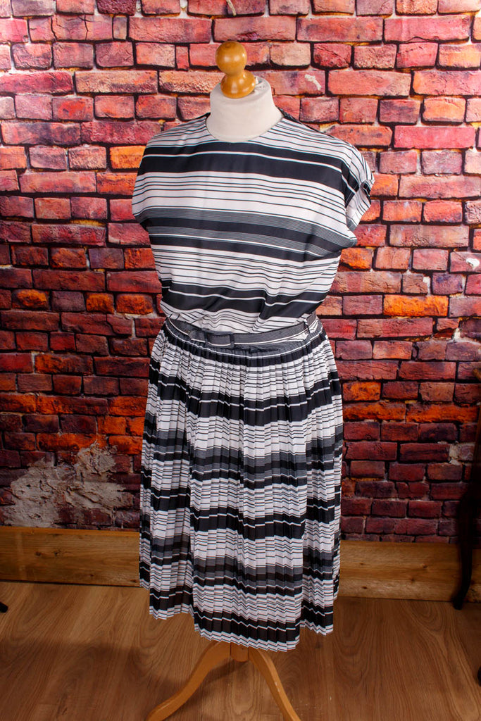 80er Plissee Sommerkleid schwarz-weiß Default Title 80er Disco Frau L 44-46 M 40-42 real-80er Rockabilly schwarz Special weiß vintageberlin.de