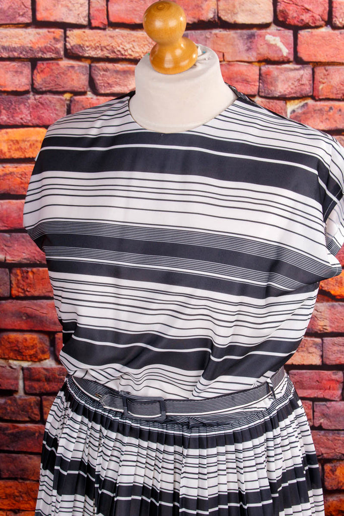 80er Plissee Sommerkleid schwarz-weiß 80er Disco Frau L 44-46 M 40-42 real-80er Rockabilly schwarz Special weiß vintageberlin.de