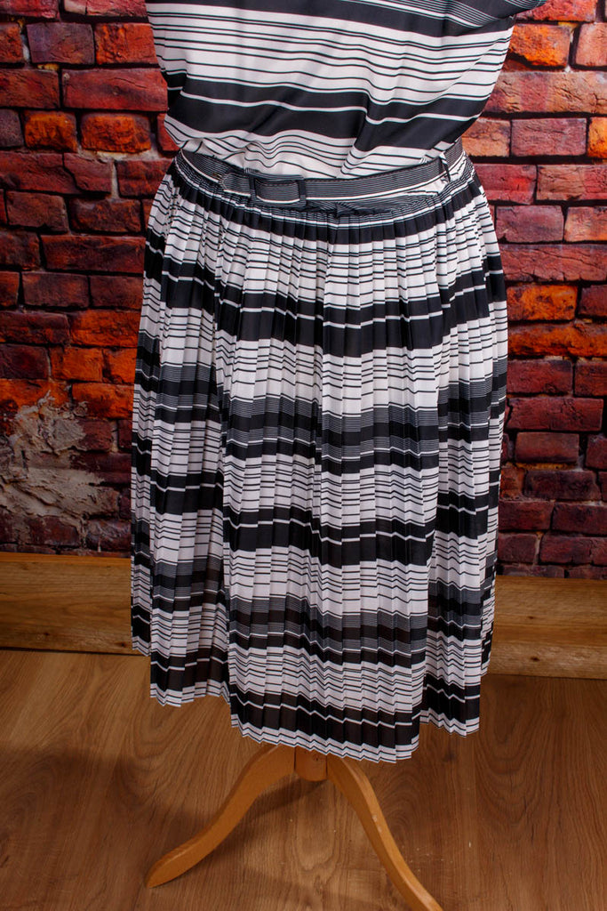 80er Plissee Sommerkleid schwarz-weiß 80er Disco Frau L 44-46 M 40-42 real-80er Rockabilly schwarz Special weiß vintageberlin.de