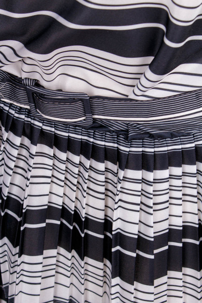80er Plissee Sommerkleid schwarz-weiß 80er Disco Frau L 44-46 M 40-42 real-80er Rockabilly schwarz Special weiß vintageberlin.de