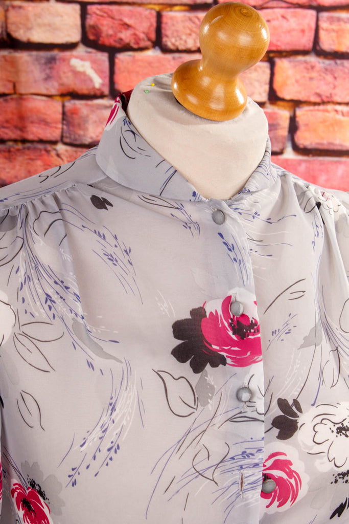Chiffonbluse grau Blumen 70er Boho bunt Disco Frau grau M 40-42 real-rockabilly Rockabilly Schlager Sekretärin Special vintageberlin.de