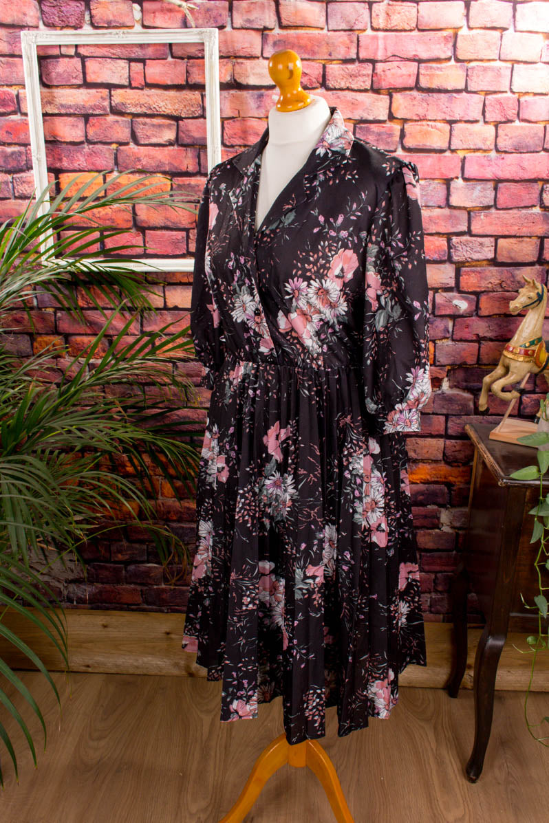 Plisseekleid schwarz bunt Blumen Default Title 70er bunt Disco Frau M 40-42 Rockabilly rosa Schlager schwarz vintageberlin.de