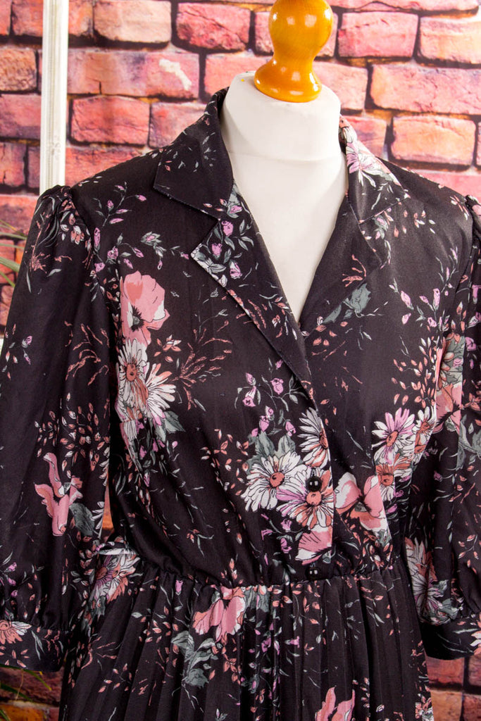Plisseekleid schwarz bunt Blumen 70er bunt Disco Frau M 40-42 Rockabilly rosa Schlager schwarz vintageberlin.de