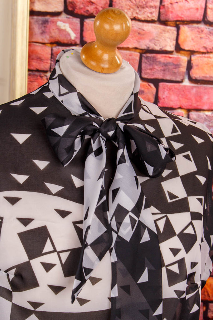 Schluppenbluse schwarz-weiß Chiffon 60er 70er Boho Disco Frau real-disco real-rockabilly Rockabilly Schlager schwarz Sekretärin Special XL 48-50 vintageberlin.de