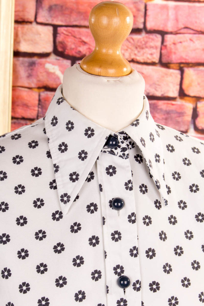 70er Bluse schwarz weiß Megakragen 60er 70er Boho Disco Frau grau M 40-42 real-boho real-disco real-rockabilly Rockabilly Schlager Special weiß vintageberlin.de