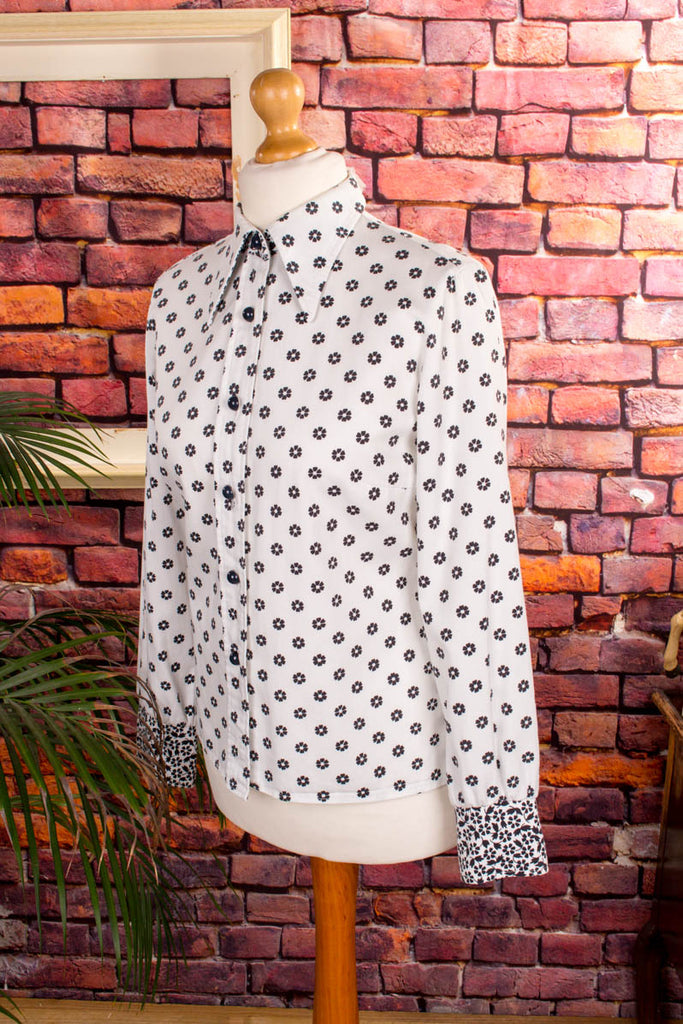 70er Bluse schwarz weiß Megakragen 60er 70er Boho Disco Frau grau M 40-42 real-boho real-disco real-rockabilly Rockabilly Schlager Special weiß vintageberlin.de