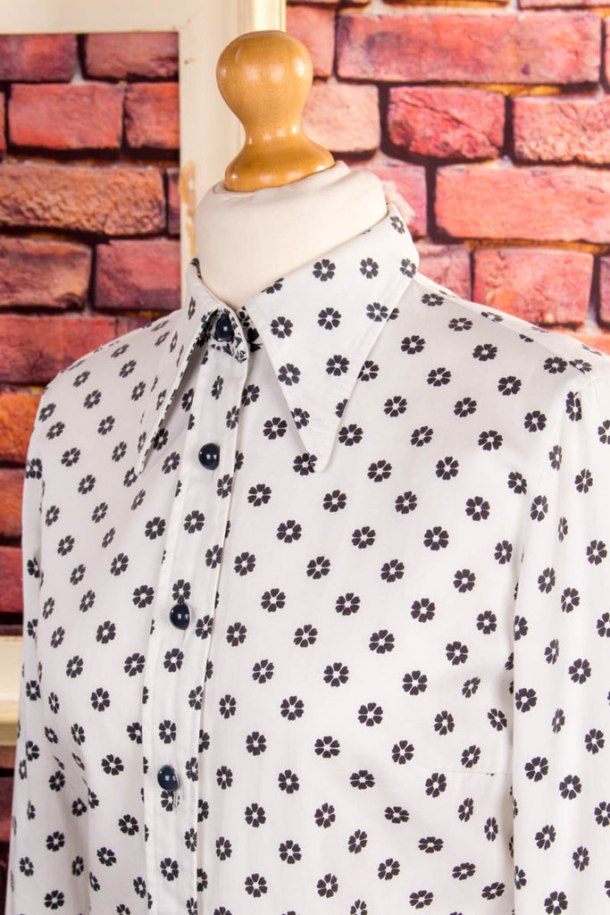 70er Bluse schwarz weiß Megakragen 60er 70er Boho Disco Frau grau M 40-42 real-boho real-disco real-rockabilly Rockabilly Schlager Special weiß vintageberlin.de