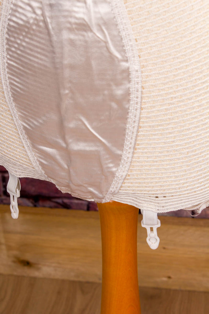 DDR Hüftmieder weiß 70er DDR Disco Frau L 44-46 real-disco real-rockabilly Rockabilly Sekretärin Special weiß vintageberlin.de