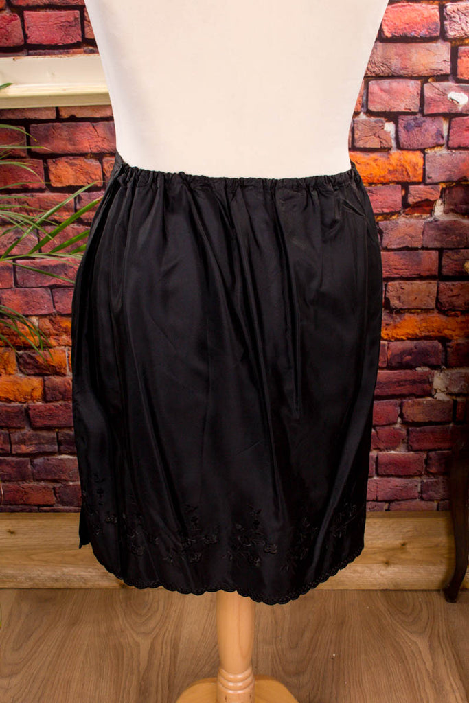 Vintage Unterrock schwarz bestickt 60er 70er Disco Frau Gothic L 44-46 M 40-42 real-disco real-rockabilly Rockabilly schwarz Sekretärin Special vintageberlin.de