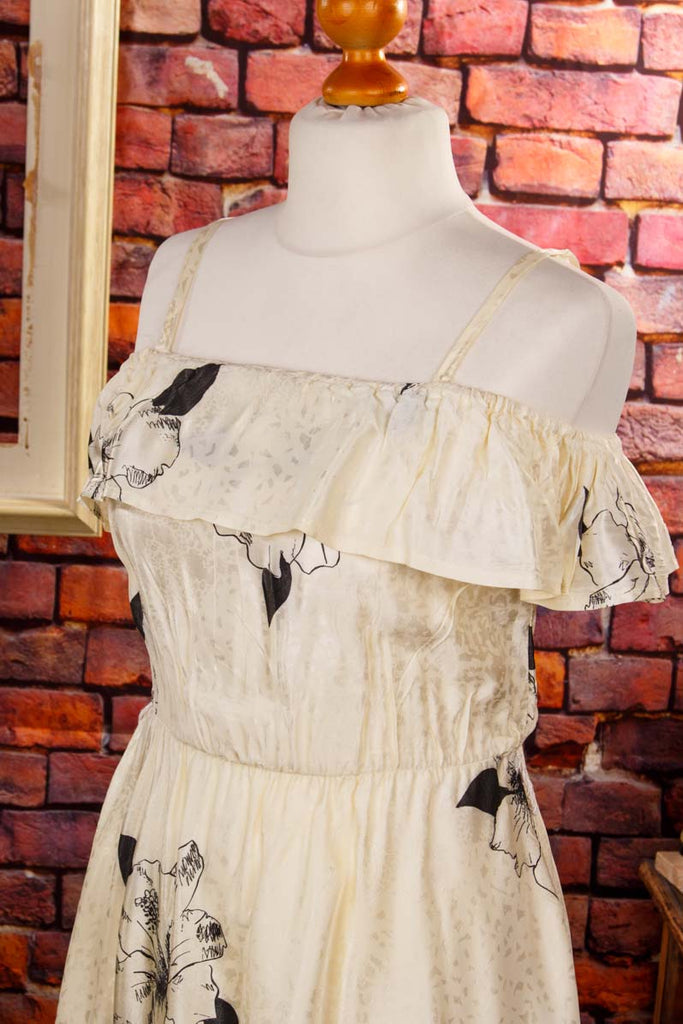 langes Hippie Satinkleid schulterfrei 70er Abendmode beige Boho boho-wedding Disco Frau Hippie Hochzeit M 40-42 real-boho real-disco Schlager Special weiß vintageberlin.de