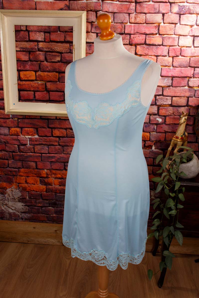 Unterkleid hellblau Spitze