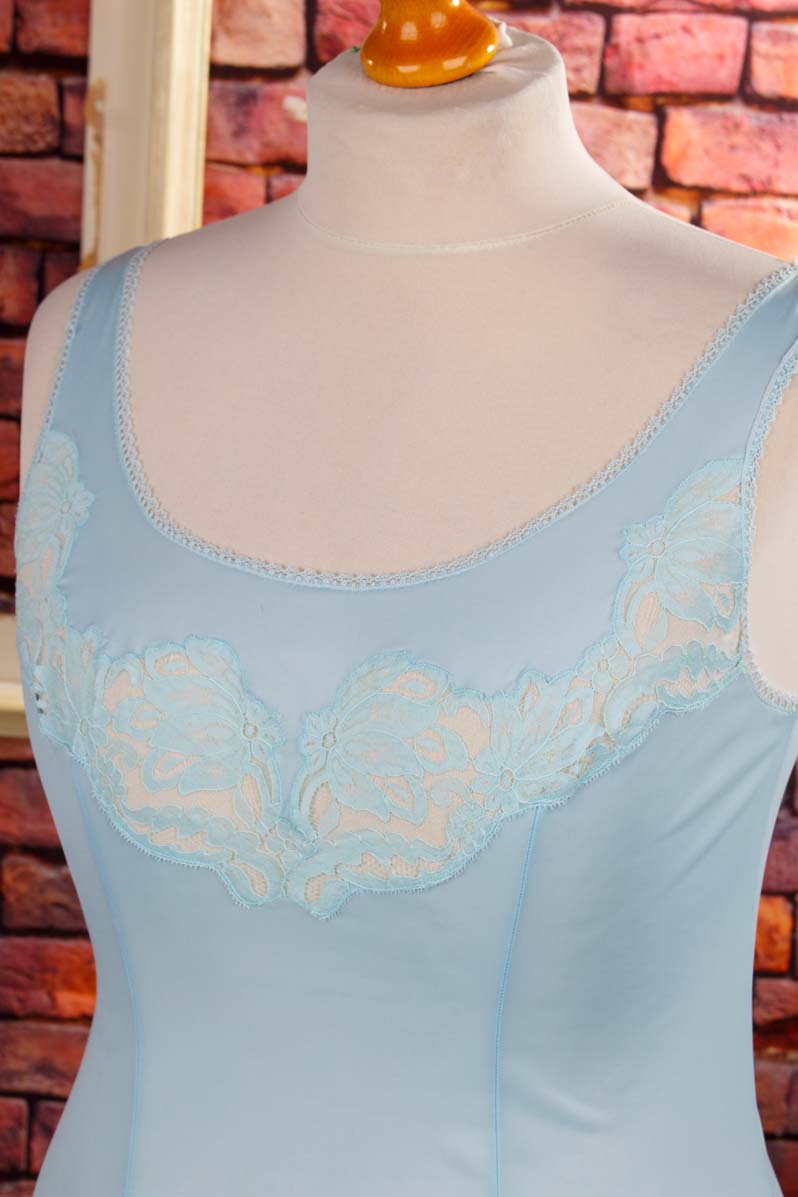 Unterkleid hellblau Spitze