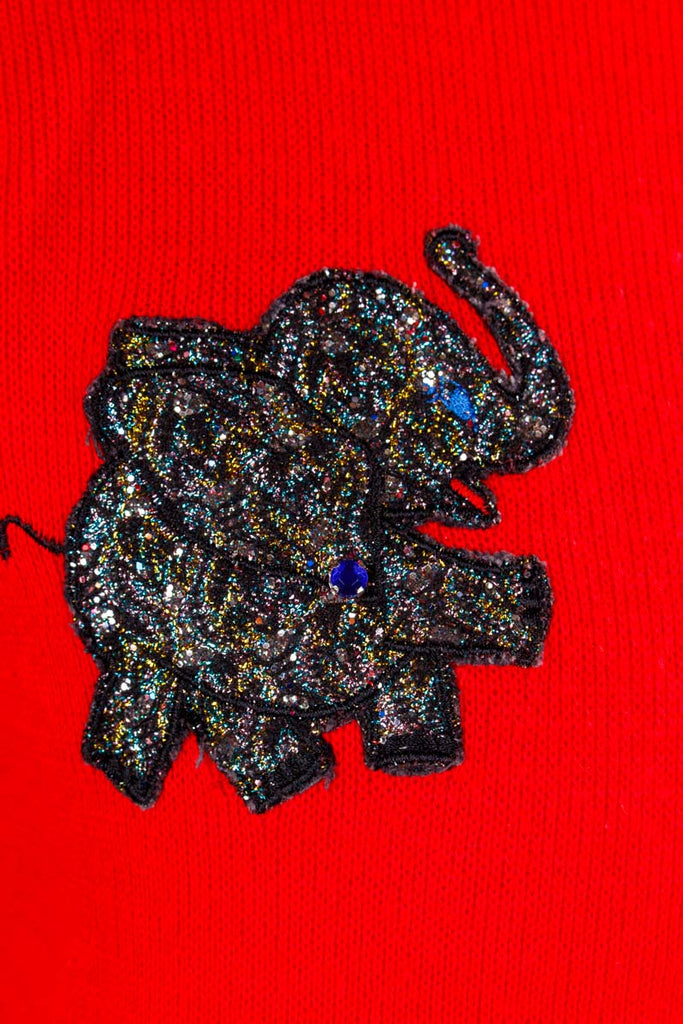 roter Pulli mit Glitzer-Elefanten