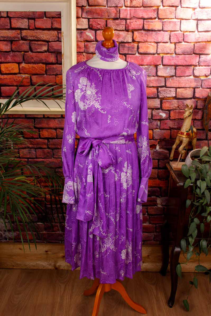 zartes Seidenkleid lila Muster