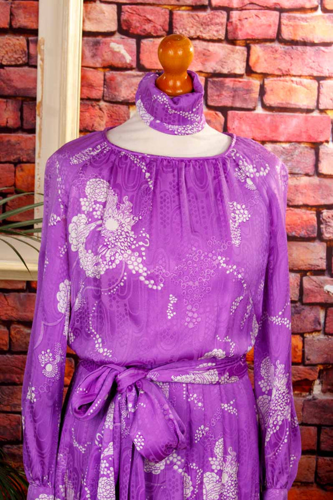 zartes Seidenkleid lila Muster