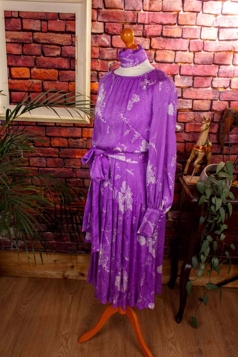 zartes Seidenkleid lila Muster
