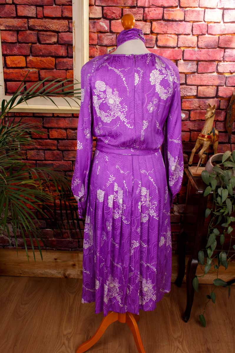zartes Seidenkleid lila Muster