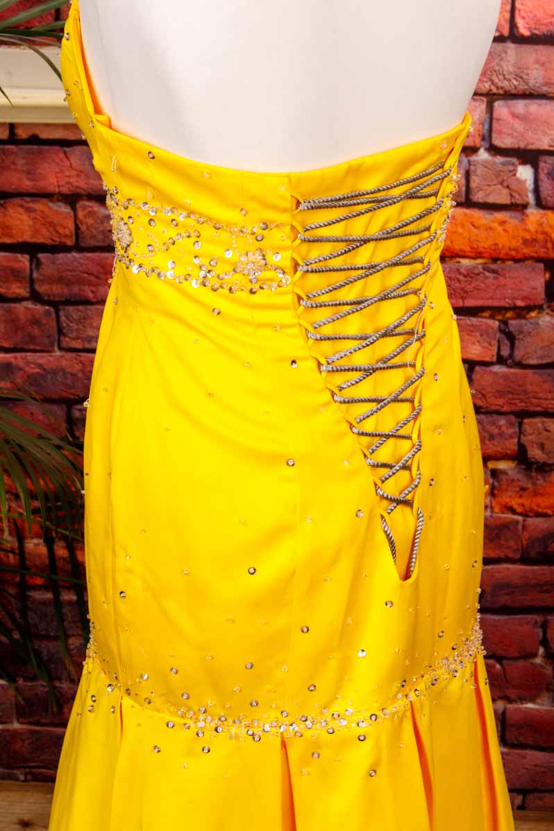 extravagantes Abendkleid gelb Perlen