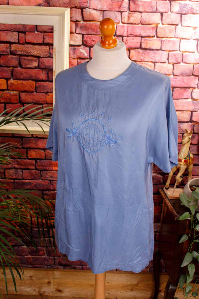 Seidentop taubenblau bestickt