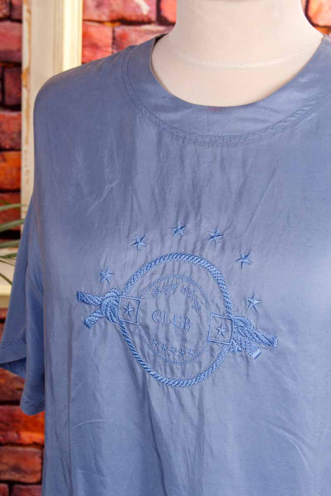 Seidentop taubenblau bestickt