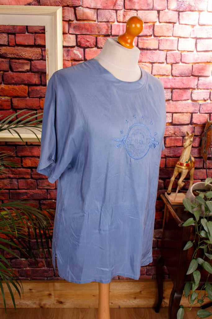 Seidentop taubenblau bestickt