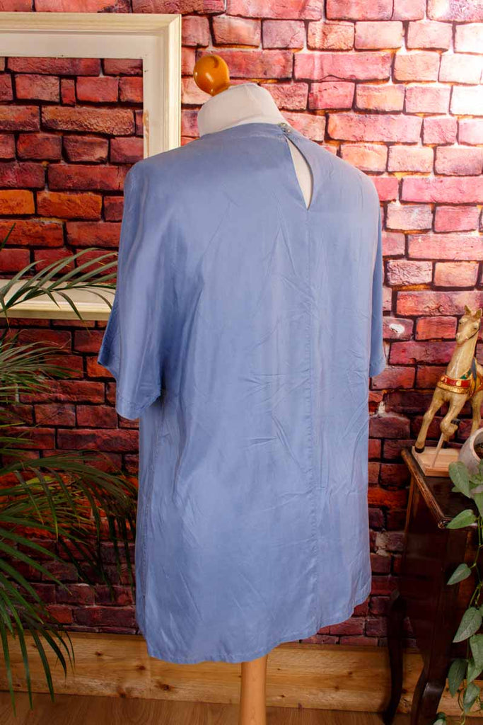 Seidentop taubenblau bestickt