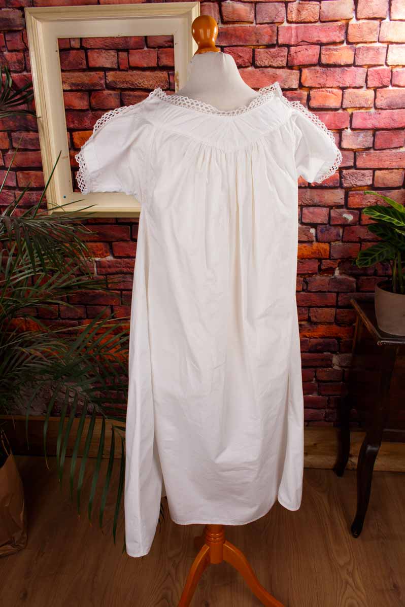 antikes Unterkleid Monogramm MH