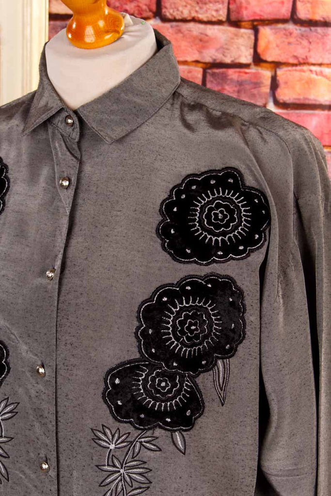 silbergraue Bluse bestickt