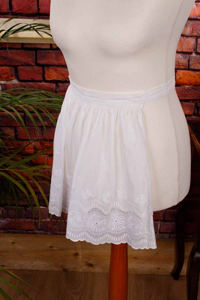 kleine weiß Schürze mit Spitze