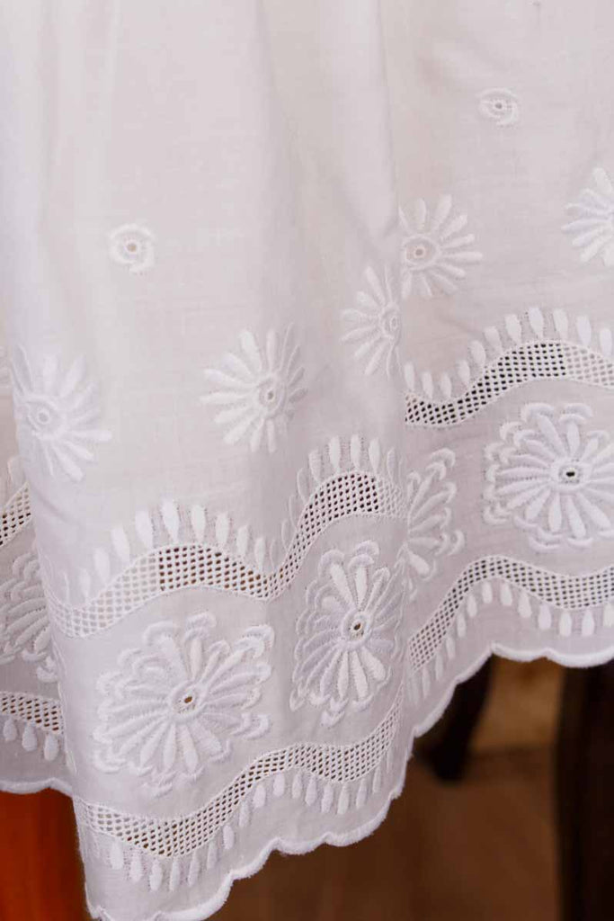 kleine weiß Schürze mit Spitze