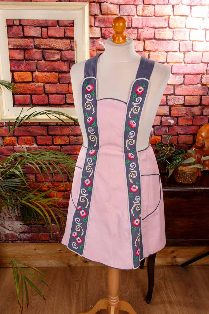 Vintage Küchenschürze rosa bestickt
