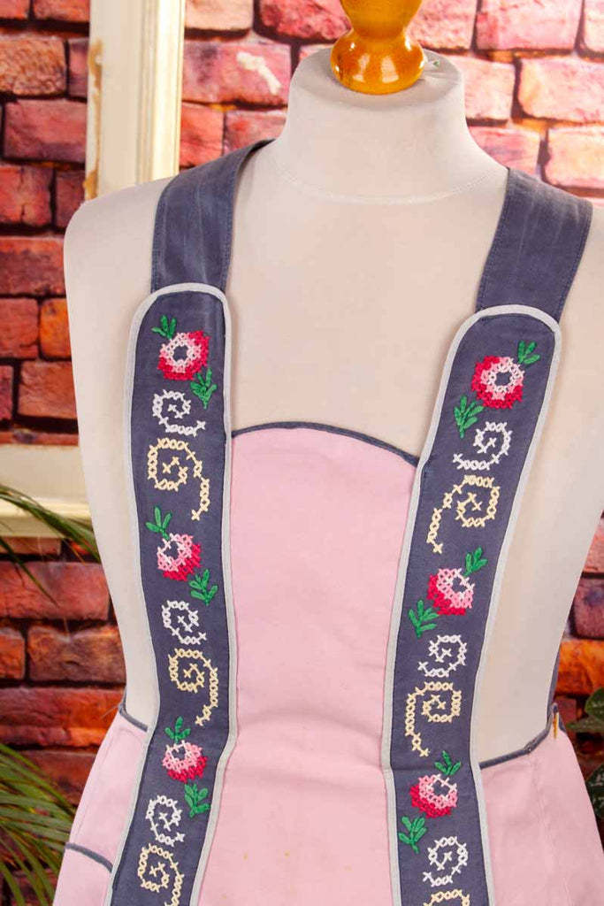 Vintage Küchenschürze rosa bestickt
