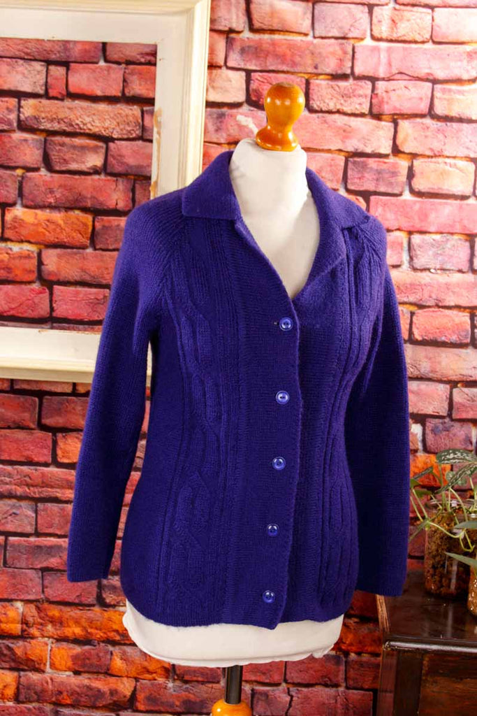 Lila Strickjacke Zopfmuster Wolle