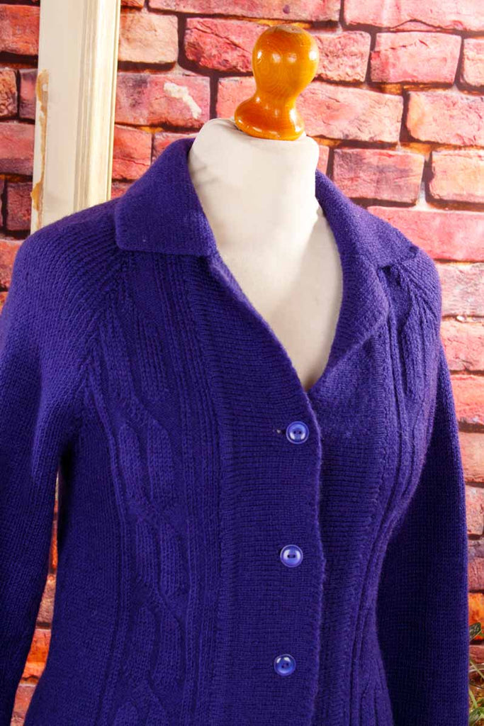 Lila Strickjacke Zopfmuster Wolle