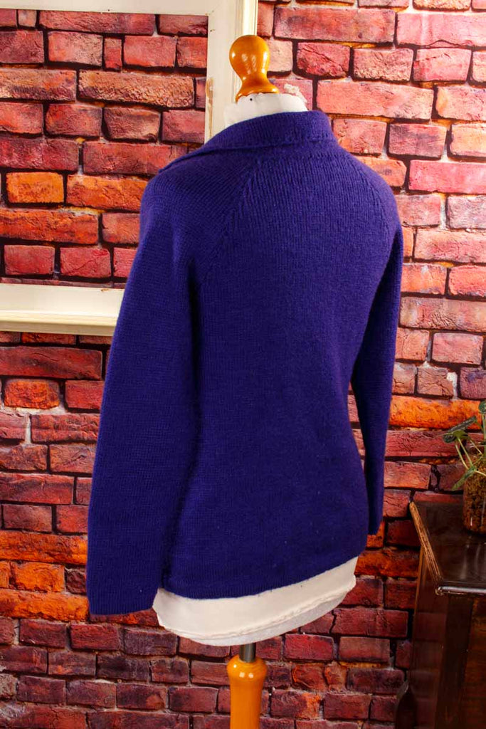 Lila Strickjacke Zopfmuster Wolle