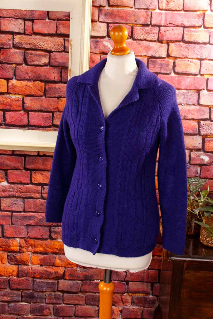 Lila Strickjacke Zopfmuster Wolle