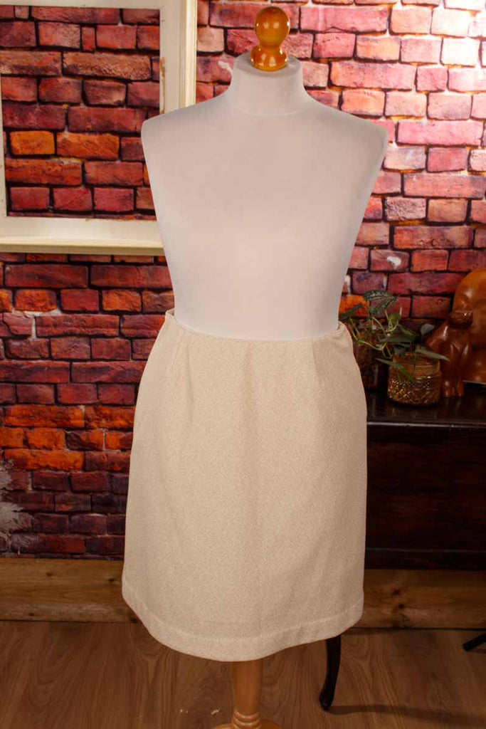 kurzer goldfarbener Glitzerrock