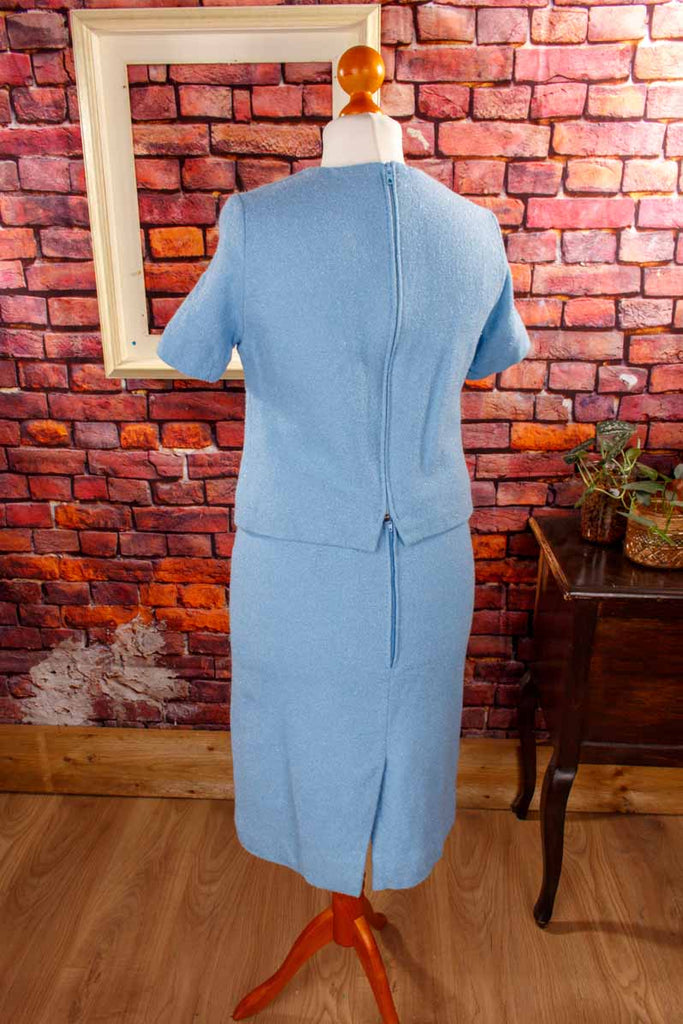 Hellblaues Wollkostüm Glitzer