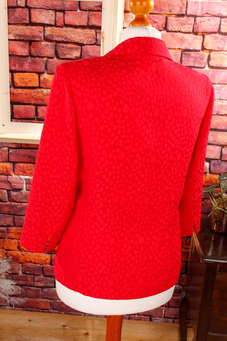 leuchtend roter Blazer Tupfen