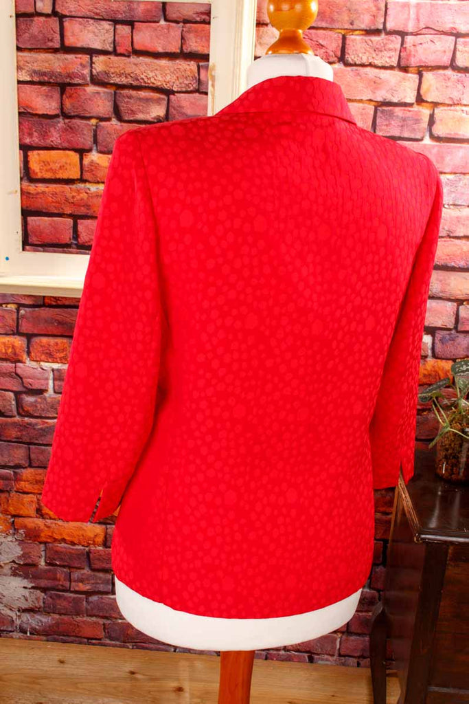 leuchtend roter Blazer Tupfen