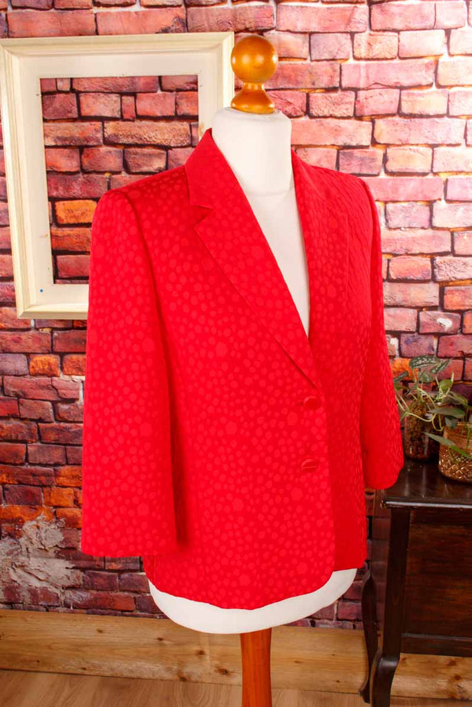 leuchtend roter Blazer Tupfen