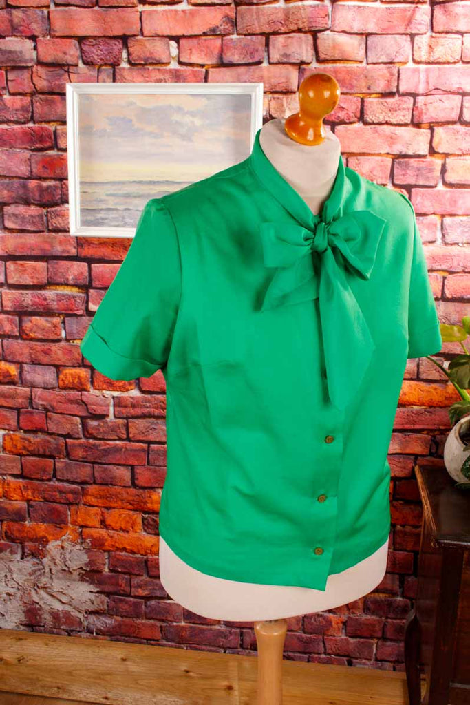Schluppenbluse grün Schleife