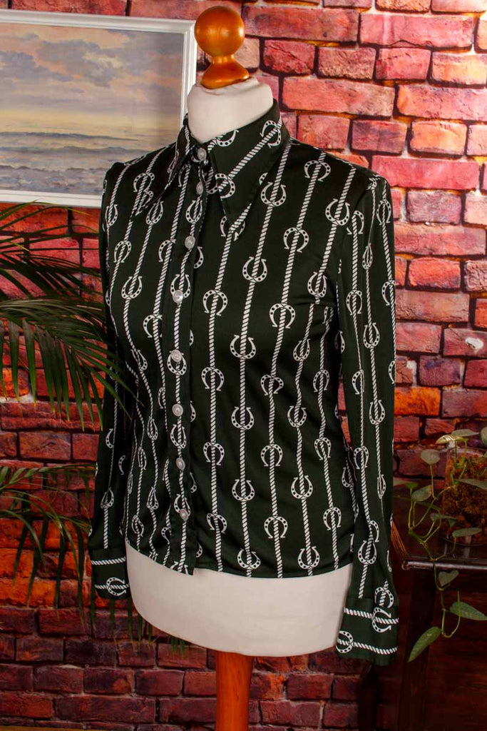 Megakragen Bluse grün Hufeisenmuster