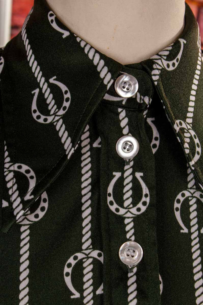 Megakragen Bluse grün Hufeisenmuster